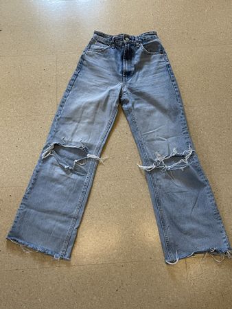 Zara Jeans mit Löchern in Knien Grösse XS