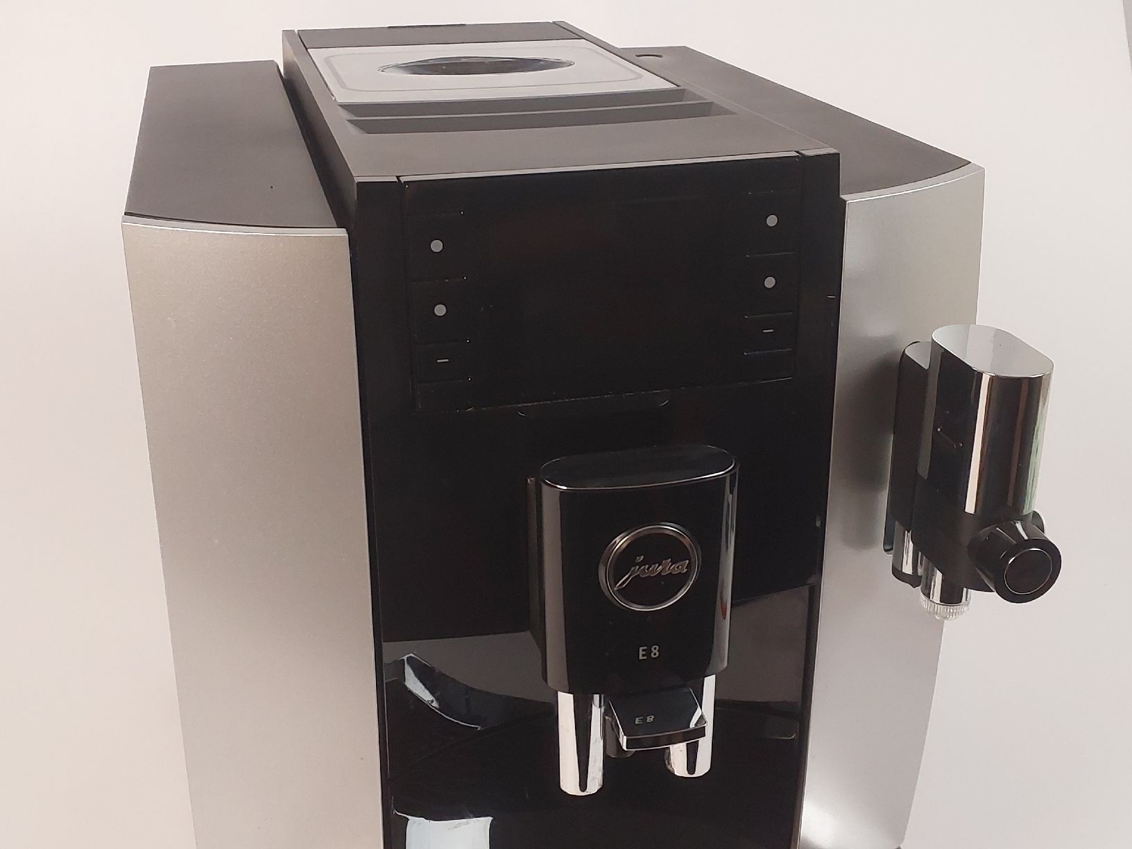 Jura Kaffeemaschinen & Espressomaschinen: Jura E8 Kaffeevollautomat – Neu (gemäss Beschreibung) aus Luzern von CaritasZentral 1
