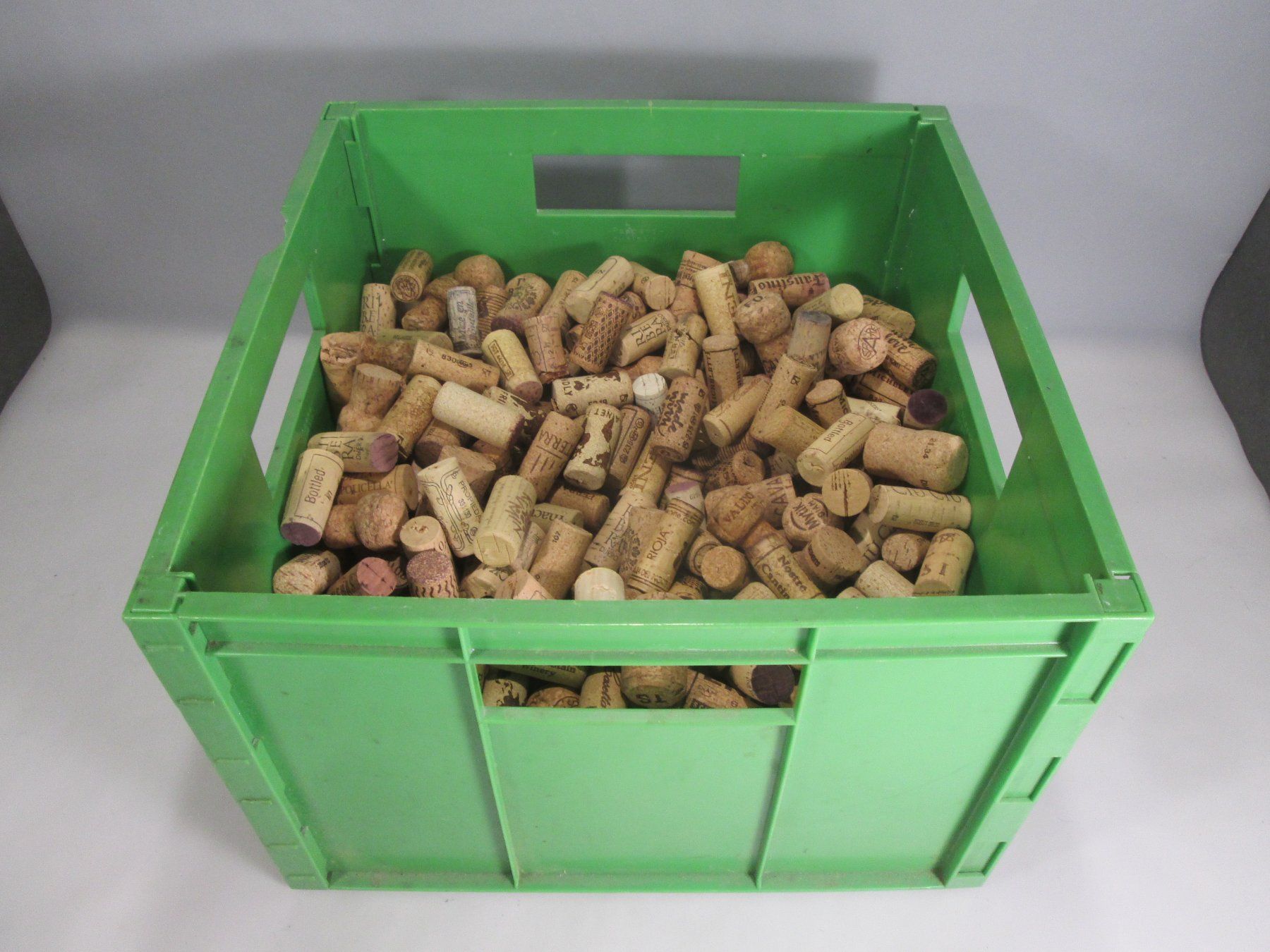 Apribottiglie & Tappi per chiusura: 3 kg Weinkorken - als Deko Objekt – Usato da Rapperswil SG venduto da designandmore 1