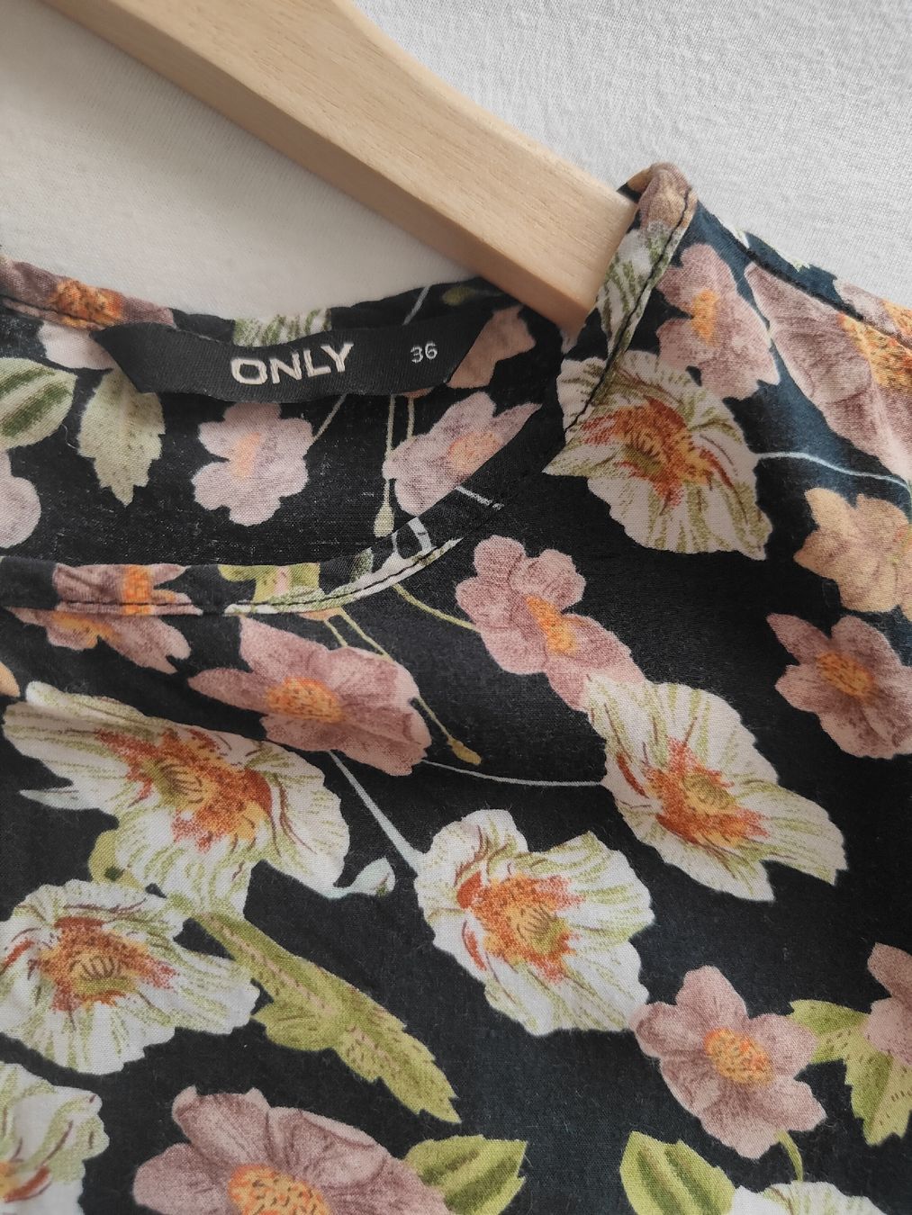 Only Vestiti: Robe d'été fleuri noire taille 36 – Usato da Biel/Bienne venduto da Edi5Roli3 1