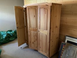 Echtholz Schrank sucht neuen Standort