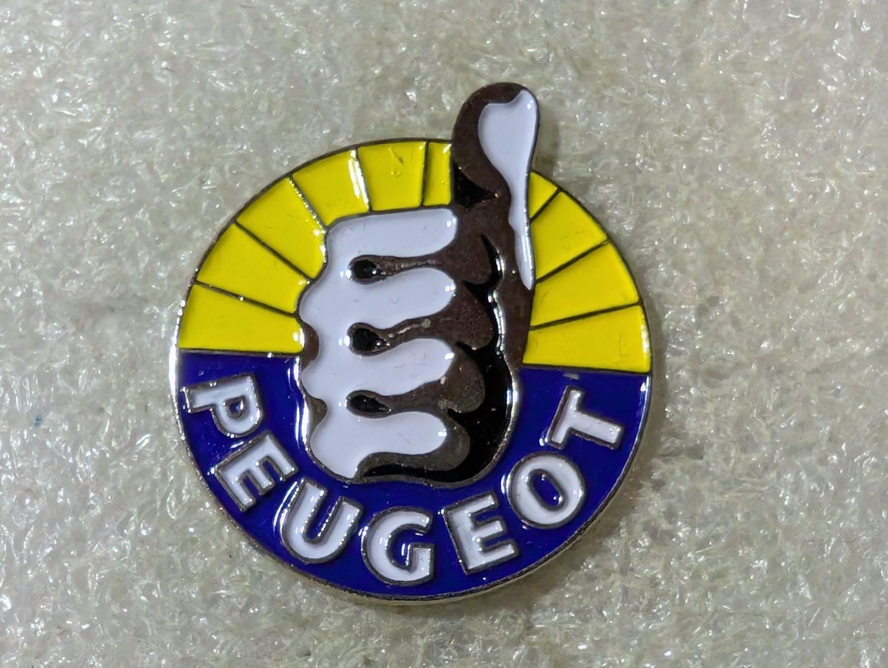 Plaketten & Abzeichen: Ansteckpin 117: Peugeot – Gebraucht aus Oppligen von Pin-Fall-Shop