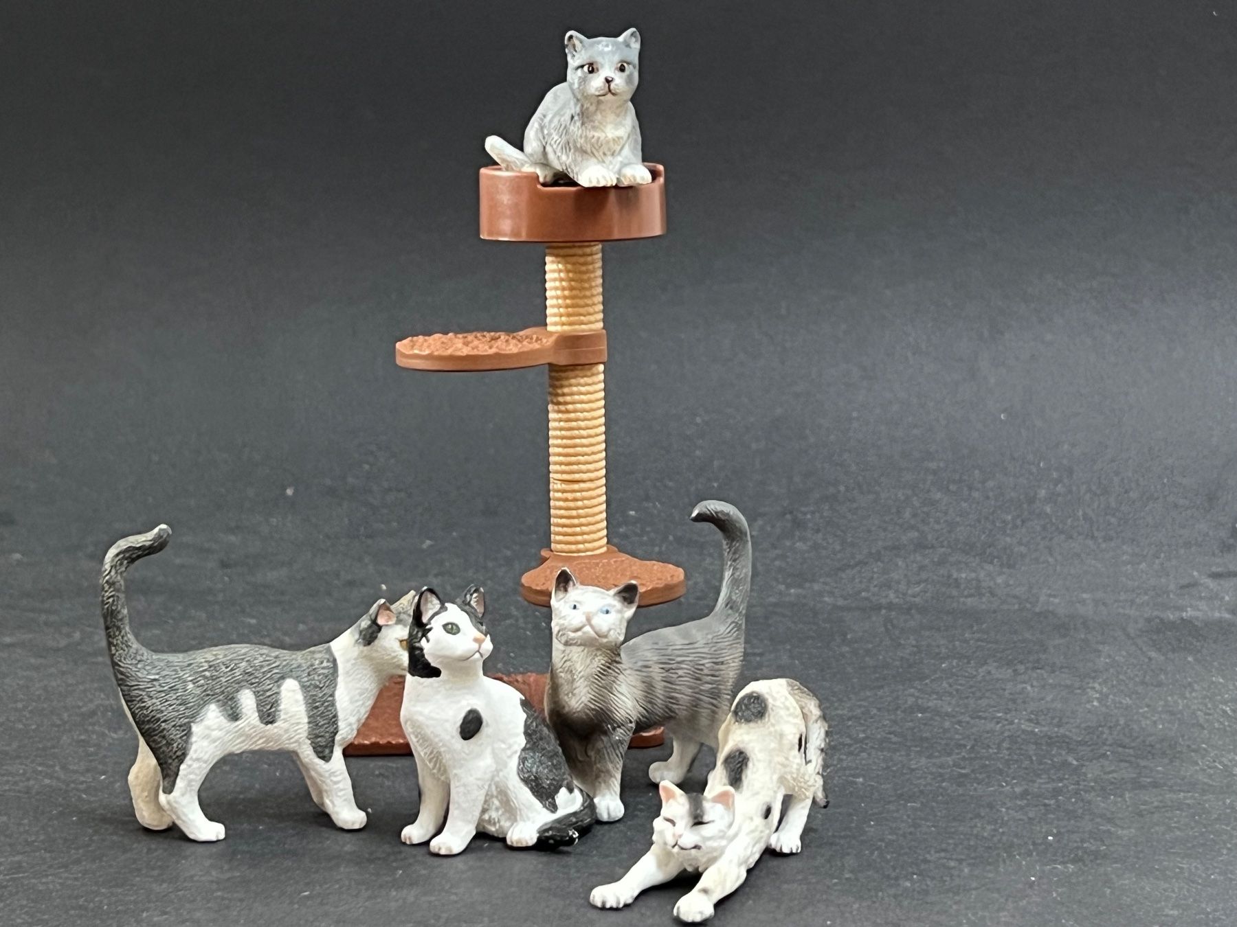 Schleich Statuette: Schleich Kratzbaum Katzenbaum Katze Katzen – Usato da Ennetbaden venduto da mapa05