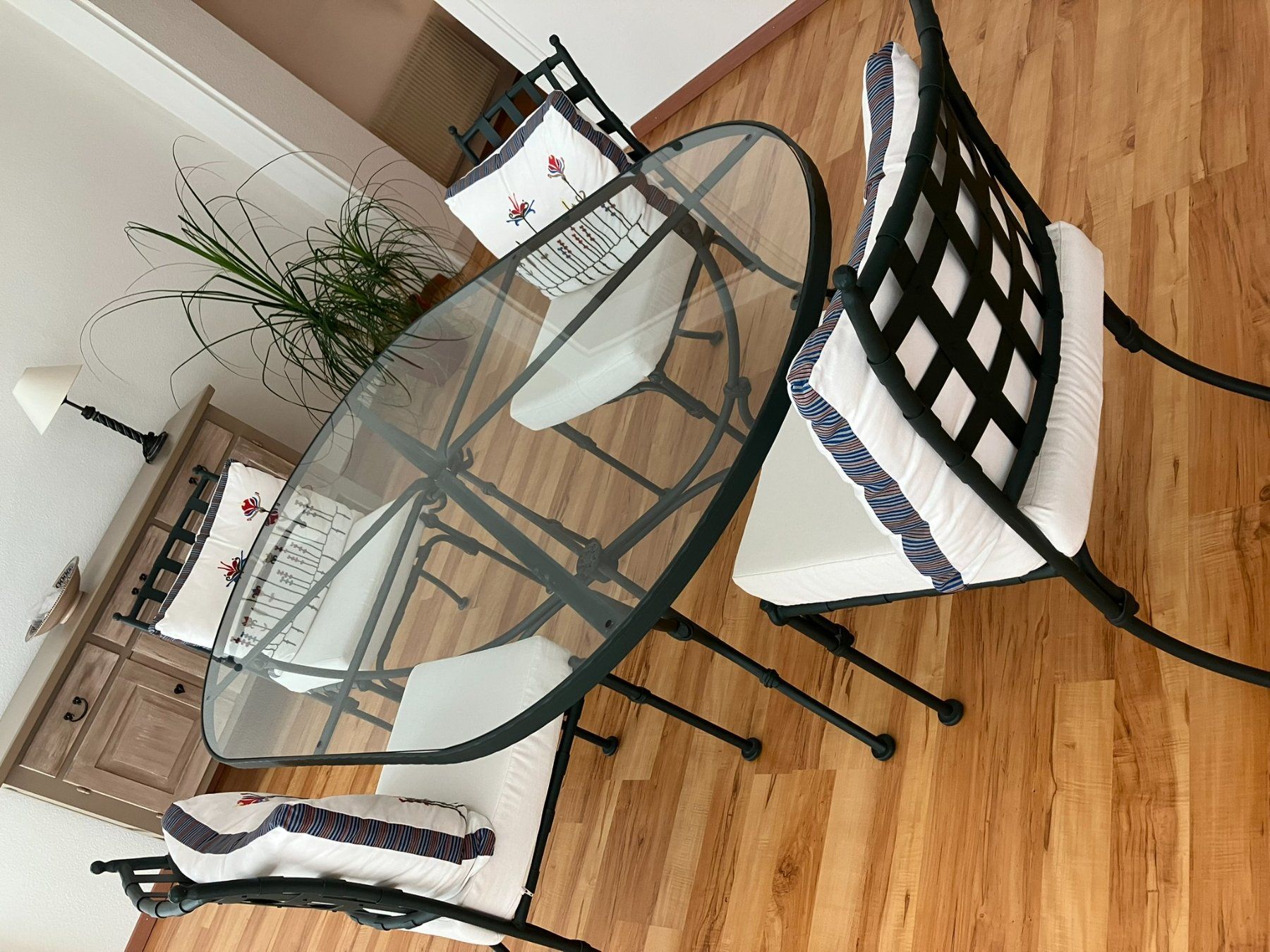 Tables: Table à manger en verre et fer forgé + 4 Chaises – D'occasion à Mies par isa_c2yt