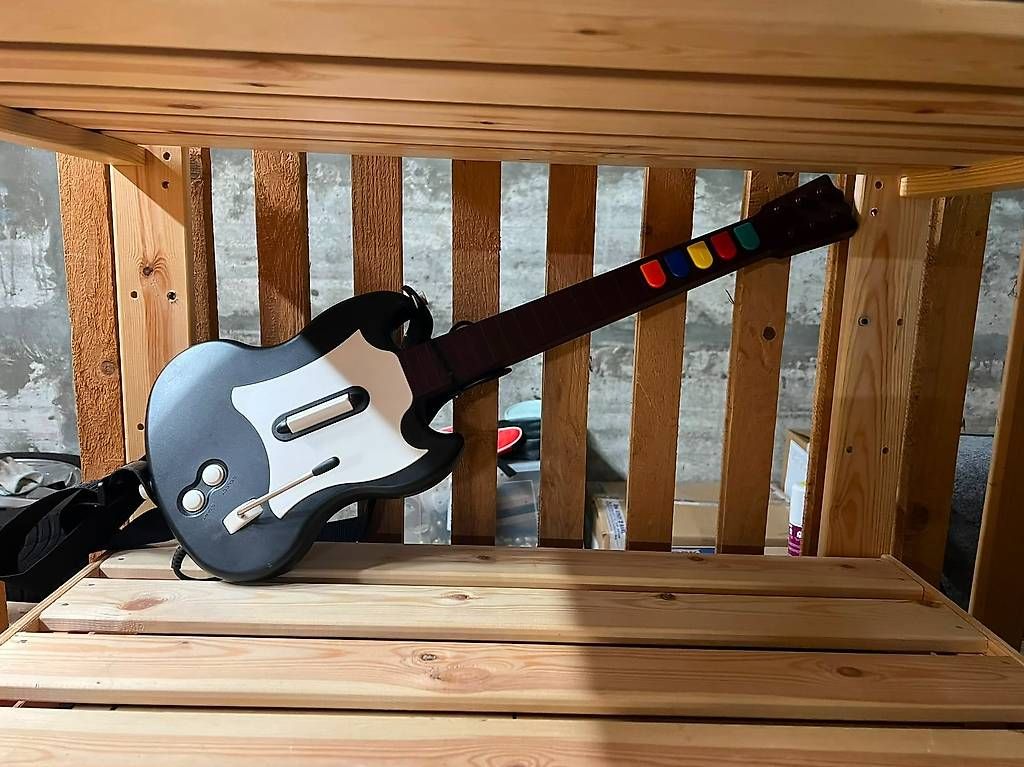 Musikinstrumente: 2x Guitar Hero Gitarre PS2 - Gibson SG Controller Set – Gebraucht aus Aarau von PascalRohrbach 1