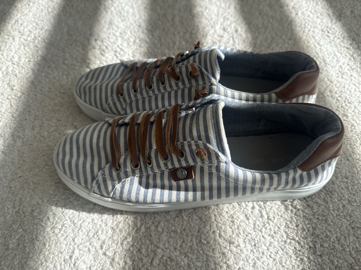 Graceland Damenschuhe: Gestreifte Sneaker – Gebraucht aus St. Niklausen LU von car_2562 1