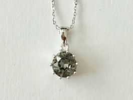 Zeitlose Halskette mit Swarovski Steinen Anhänger- Neu