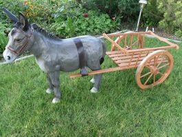 Dekorative Eselfigur mit Holzwagen für den Garten