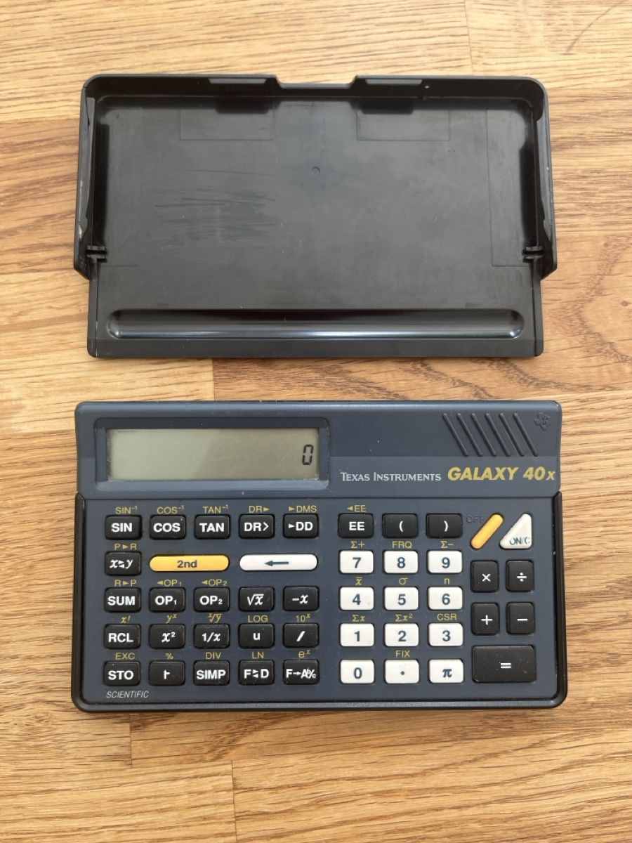 Texas Instruments Calcolatrici tascabili: Texas Instruments GALAXY 40x Taschenrechner mit Hülle – Usato da Sursee venduto da abcdxyz