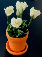 Rosenstock (klein, weiss) in Tontopf f/Puppenstuben. Handarb