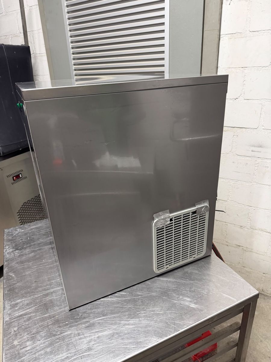 Elettrodomestici da cucina: Eiswürfelmaschine  – Usato da Rupperswil venduto da Tinka88 3