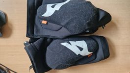 Bluegrass Solid D30 Knieschoner 1 x getragen  (Zu Gross)