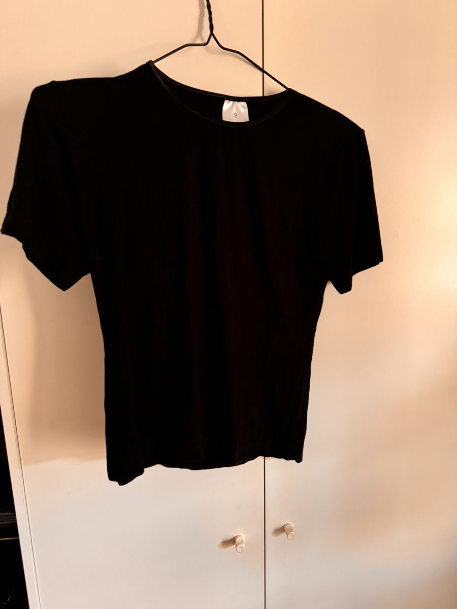 T-shirt: Basic schwarzes T-Shirt S – Nuovo (secondo la descrizione) da Richterswil venduto da Manu55555