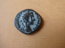 uralte Bronzemünze  18 mm     2.35 g
