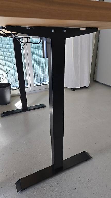 Schreibtische: Bürotisch Nussbaum – Gebraucht aus Wetzikon ZH von Topkleinanzeige69 2
