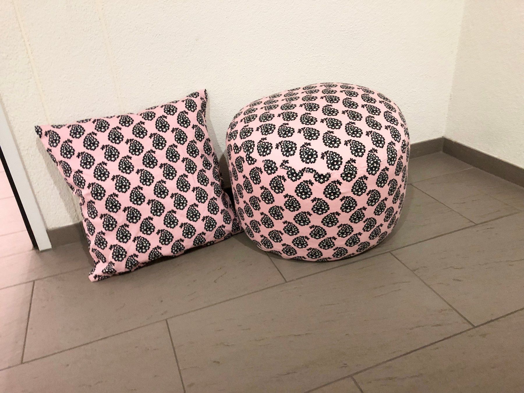 Tabourets: Sitzhocker mit Dekokissen zusammen neu – Neuf (Voir description) à Glattbrugg par Ariel012 8