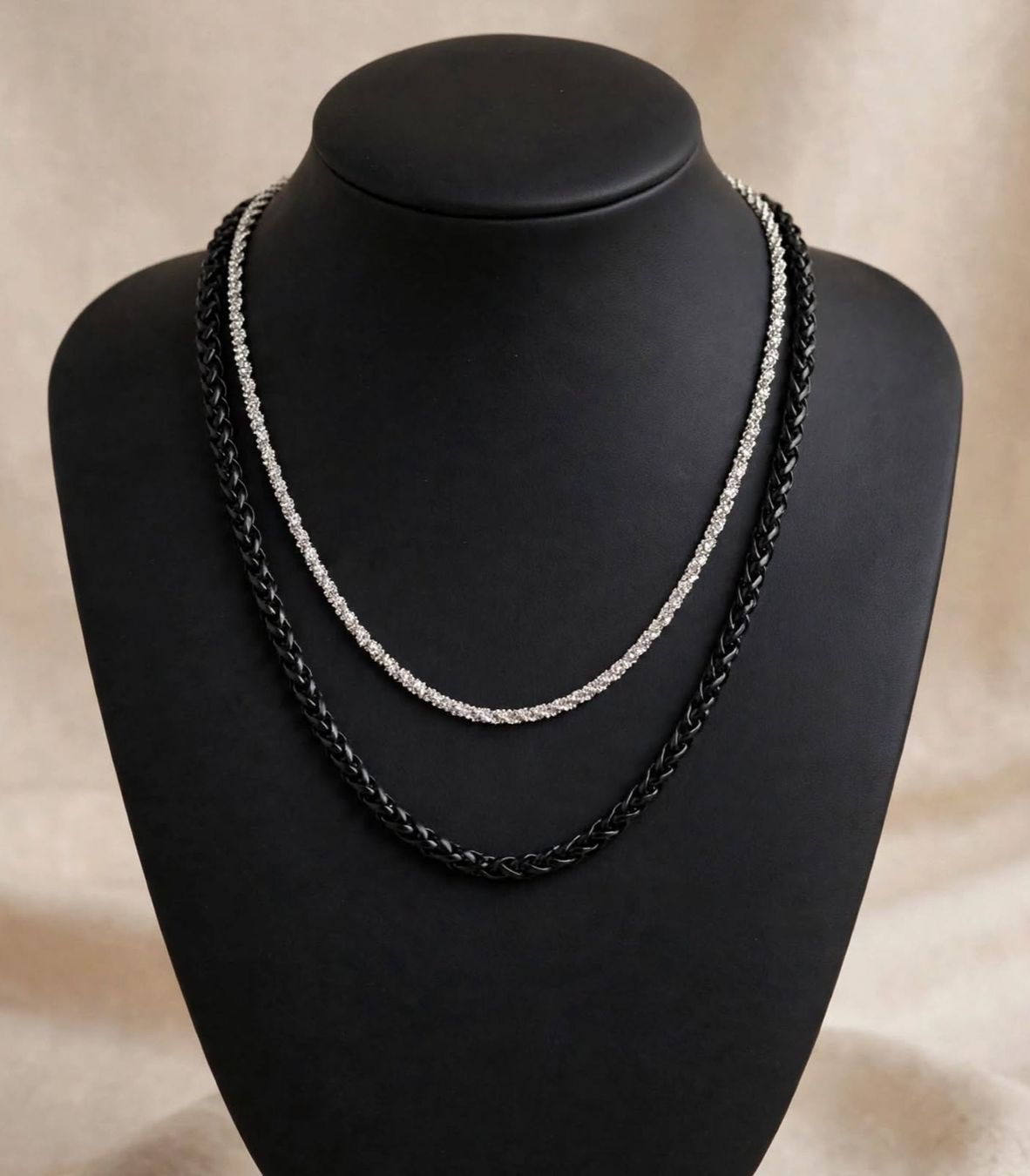 Catenine: Set di due collane in colore nero e argento stile moderno – Nuovo (secondo la descrizione) da Giubiasco venduto da Stefaniav 1