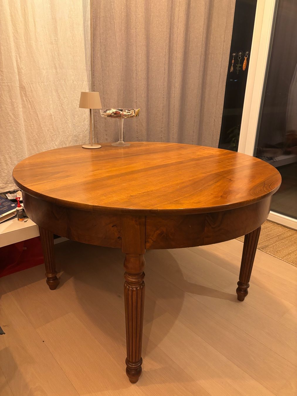 Tables: Runder Nussbaumtisch – D'occasion à Meilen par ram_wxy7