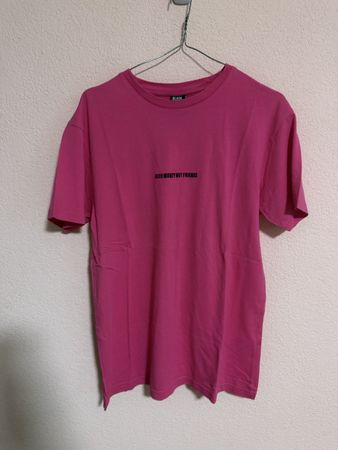 T-shirt rosa acceso "Money" - Look estivo alla moda!