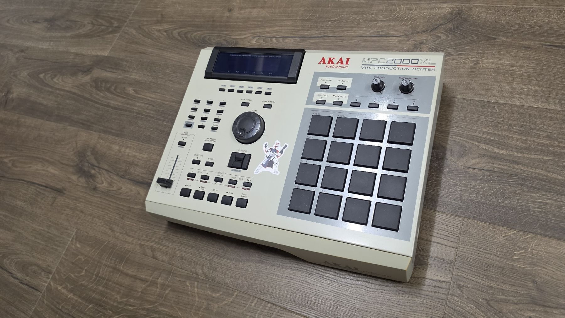 Akai Musikinstrumente: AKAI MPC 2000 XL FULLOPTION INKL. FLIGHTCASE – Gebraucht aus Niederweningen von Captain_Rex94 2