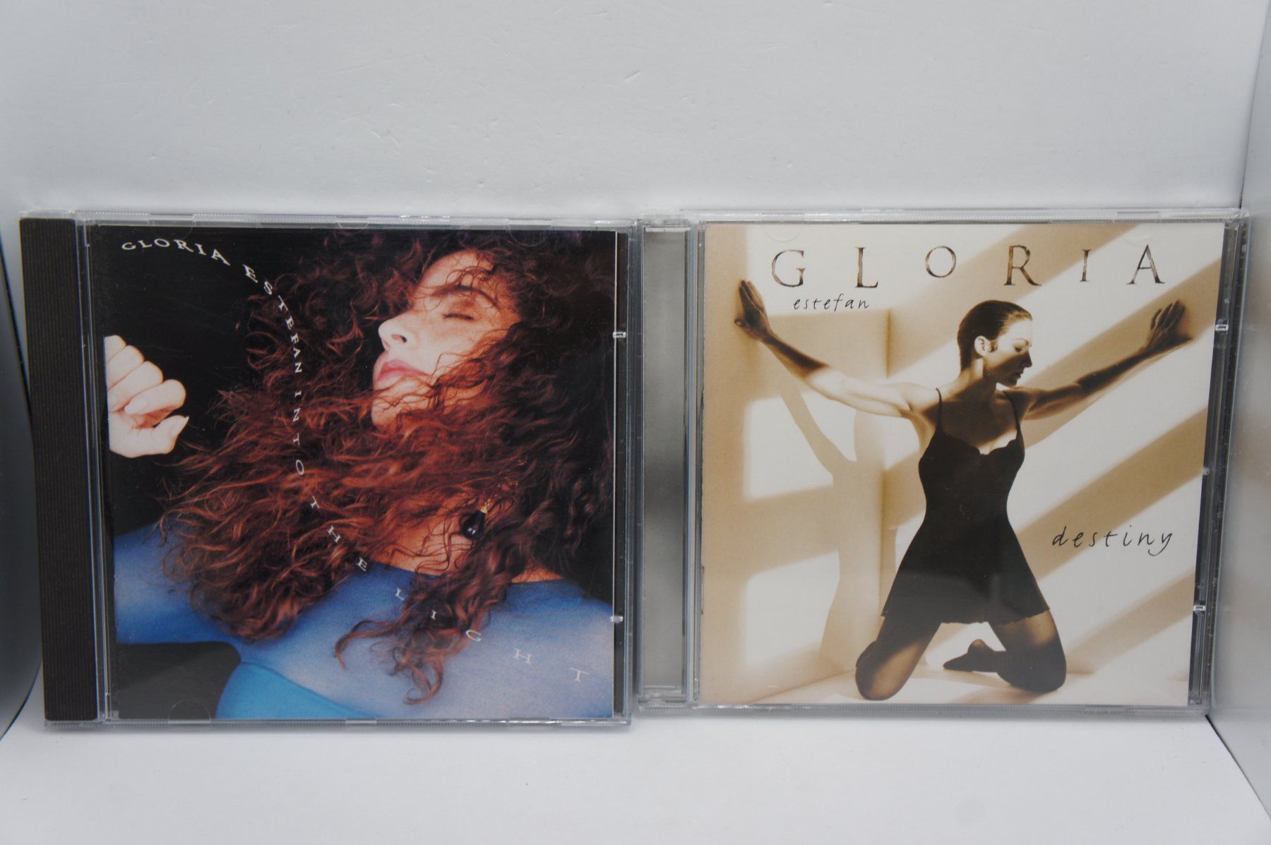 CD: 2 CD Gloria Estefan: Into The Light + Destiny – Usato da Ernetschwil venduto da luisvonerni