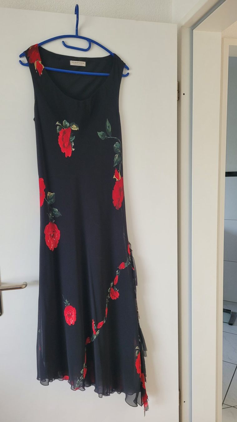 Vestiti: Sommerkleid gr 42 schwarz mit rosen – Usato da Herznach venduto da raycecile