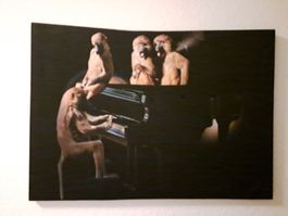 LED Kunstbild Affen der Rasse Japan Makaken spielen Klavier