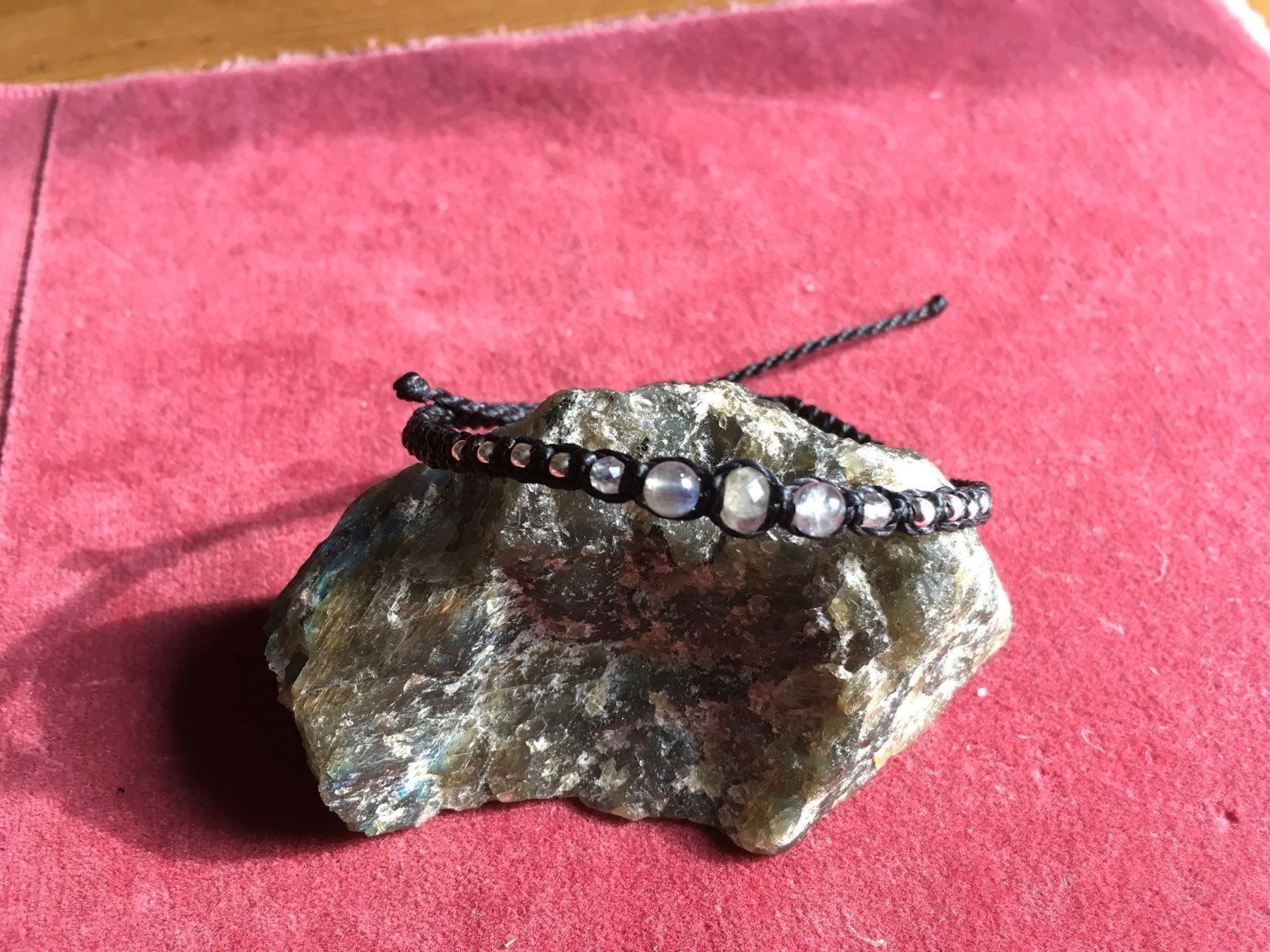 Bracciali & Braccialetti: Labradorit, Armband aus Makramee – Nuovo e nell'imballaggio originale da Zürich venduto da MEVAS-Schmuck 1