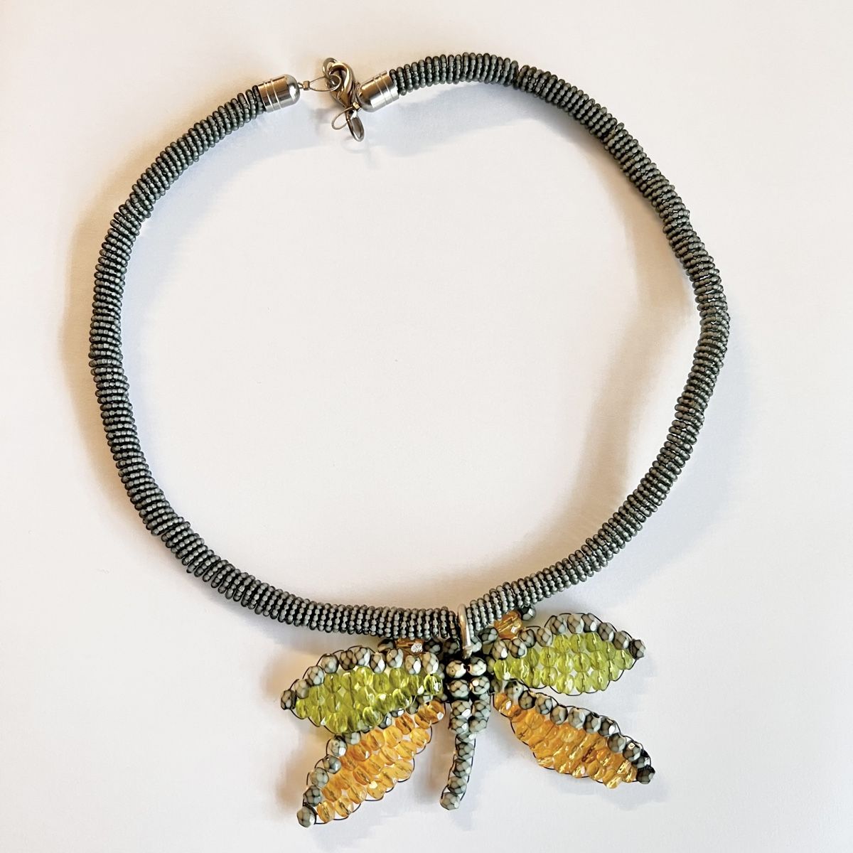Catenine: Collana di perline con libellula colorata – Usato da Sorengo venduto da LaVale