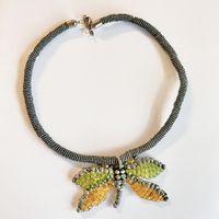 Collana di perline con libellula colorata