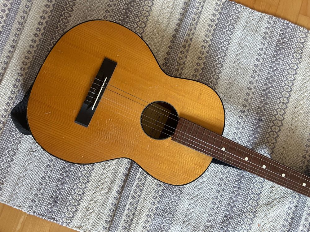 Petite Guitare Classique En Bois Fabriquée à La Main Avec