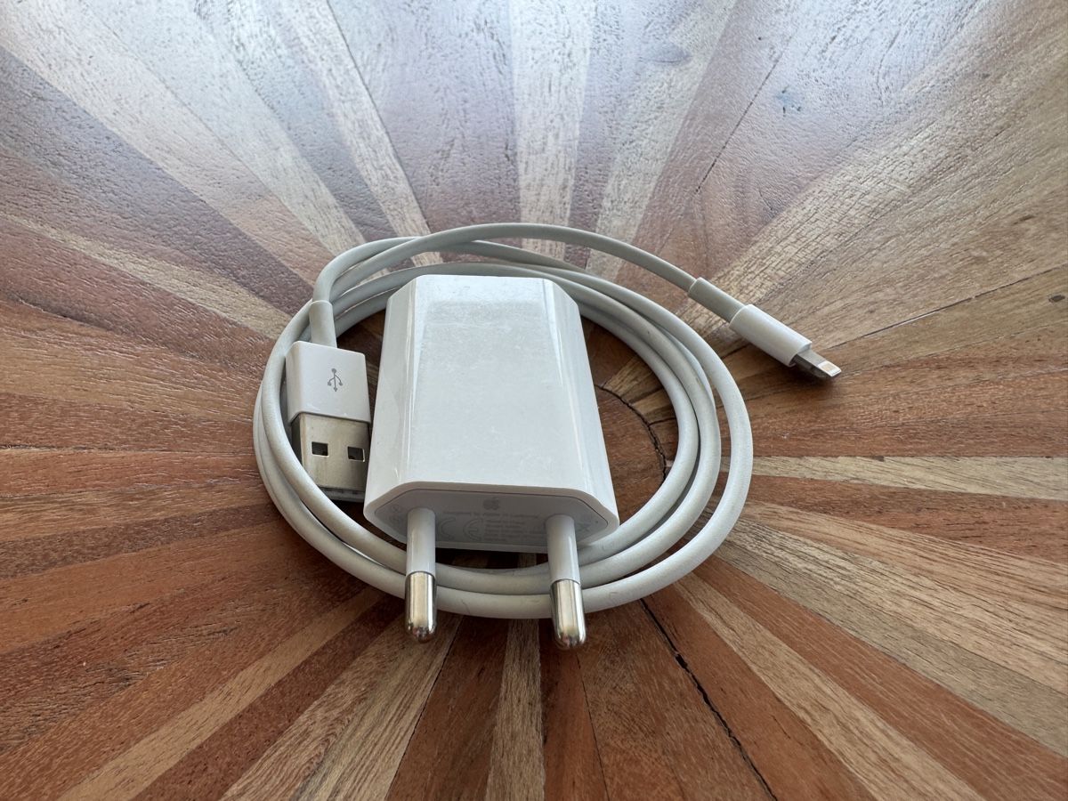 Apple Kabel: Lightning USB Ladekabel Ladegerät Data iPhone 11 12 13 14 – Gebraucht aus St. Gallen von hae_6rmh 1