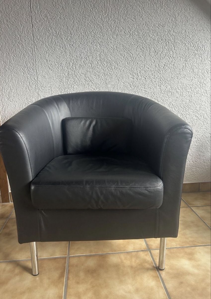 Sedie a sdraio: Elegant Black Leather Sofa and Chairs – Usato da Schänis venduto da roki20 1