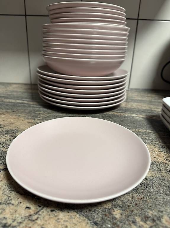Teller: 24 tlg. Teller Rosa von Ikea – Gebraucht aus Unterengstringen von _Janina_ 1