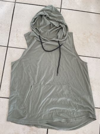 Neues olives Sport Shirt ärmellos Gr. 42/44 Marke ergee