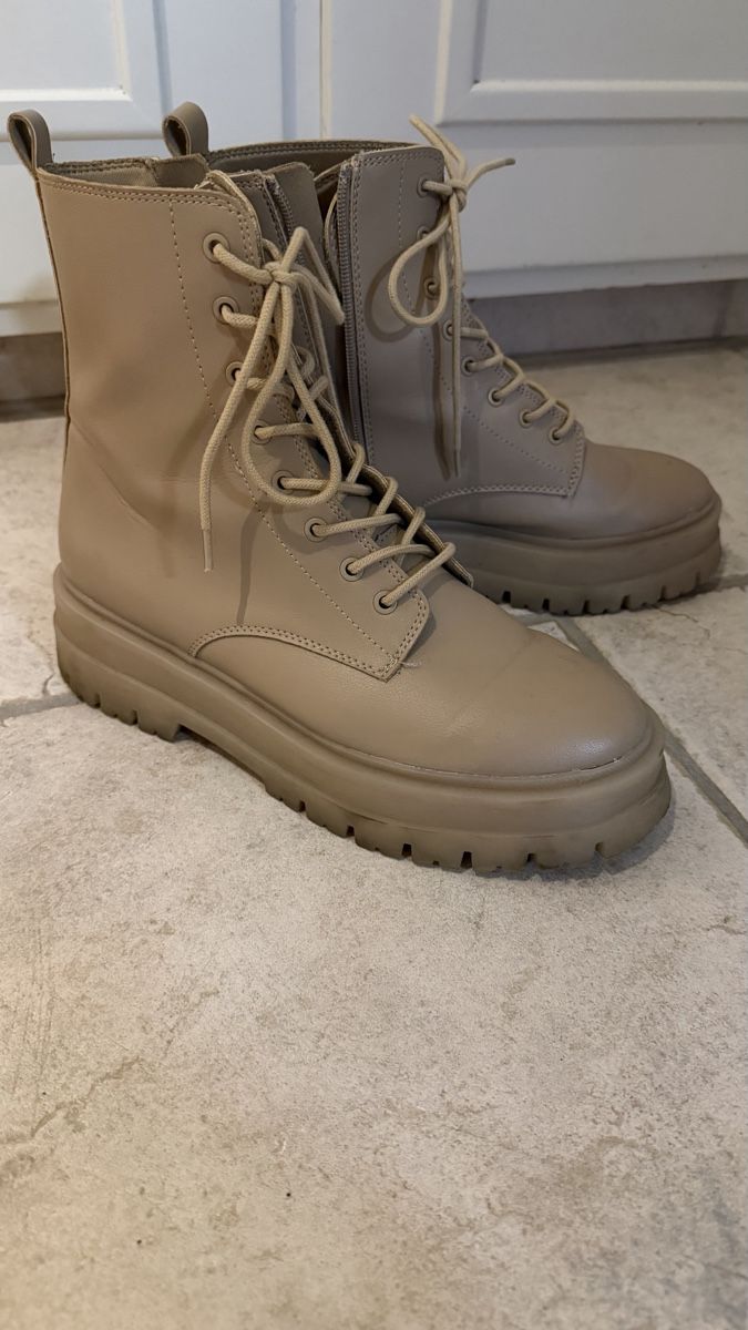 Stradivarius Damenschuhe: STRADIVARIUS CHUNKY BOOTS BEIGE BIKER BOOTS GR.39 – Gebraucht aus Thalwil von olh_7cpg 2