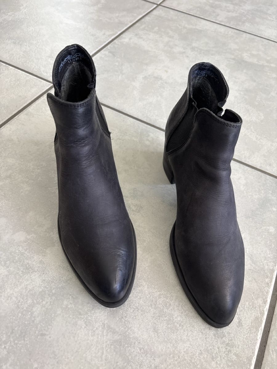 Scarpe da donna: Schwarze Leder Chelsea Boots Grösse 39 – Nuovo (secondo la descrizione) da Hendschiken venduto da Uraniali