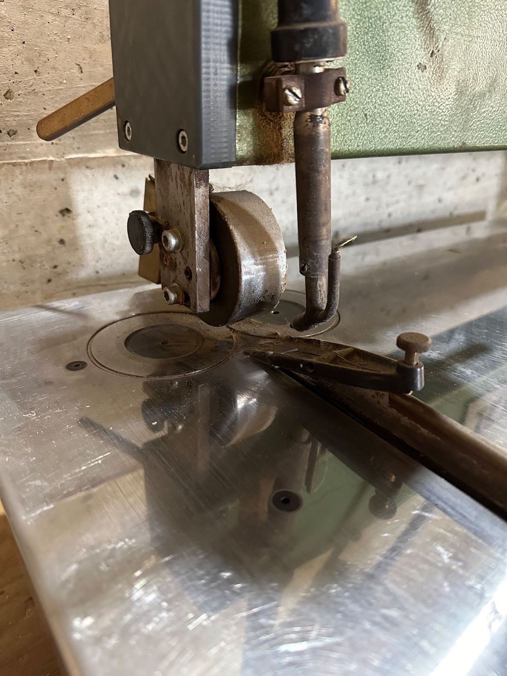 Alle Maschinen: Furniernähmaschine – Gebraucht aus Rothrist von  6
