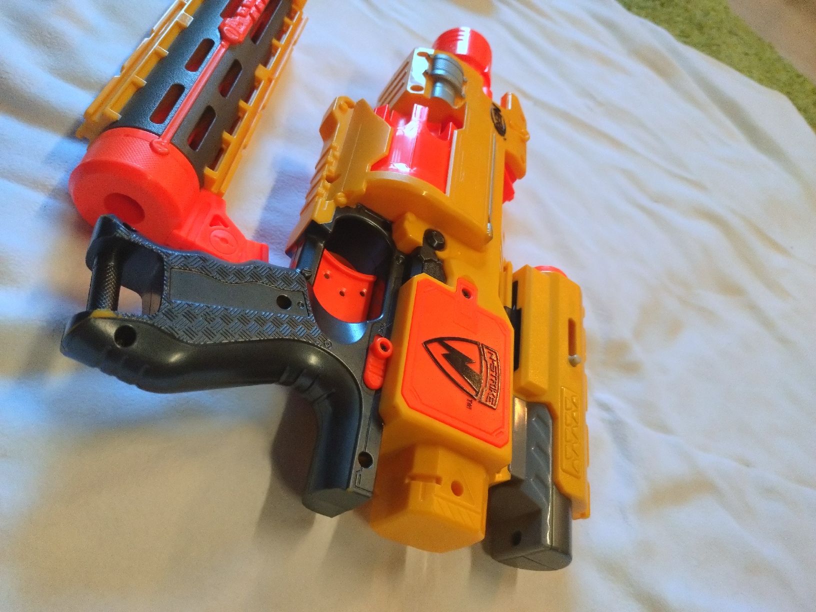 Nerf Giocattoli: Pistolet Nerf N-Strike Elite jaune/orange avec accessoire – Usato da Farvagny-le-Grand venduto da LaCaverne 2