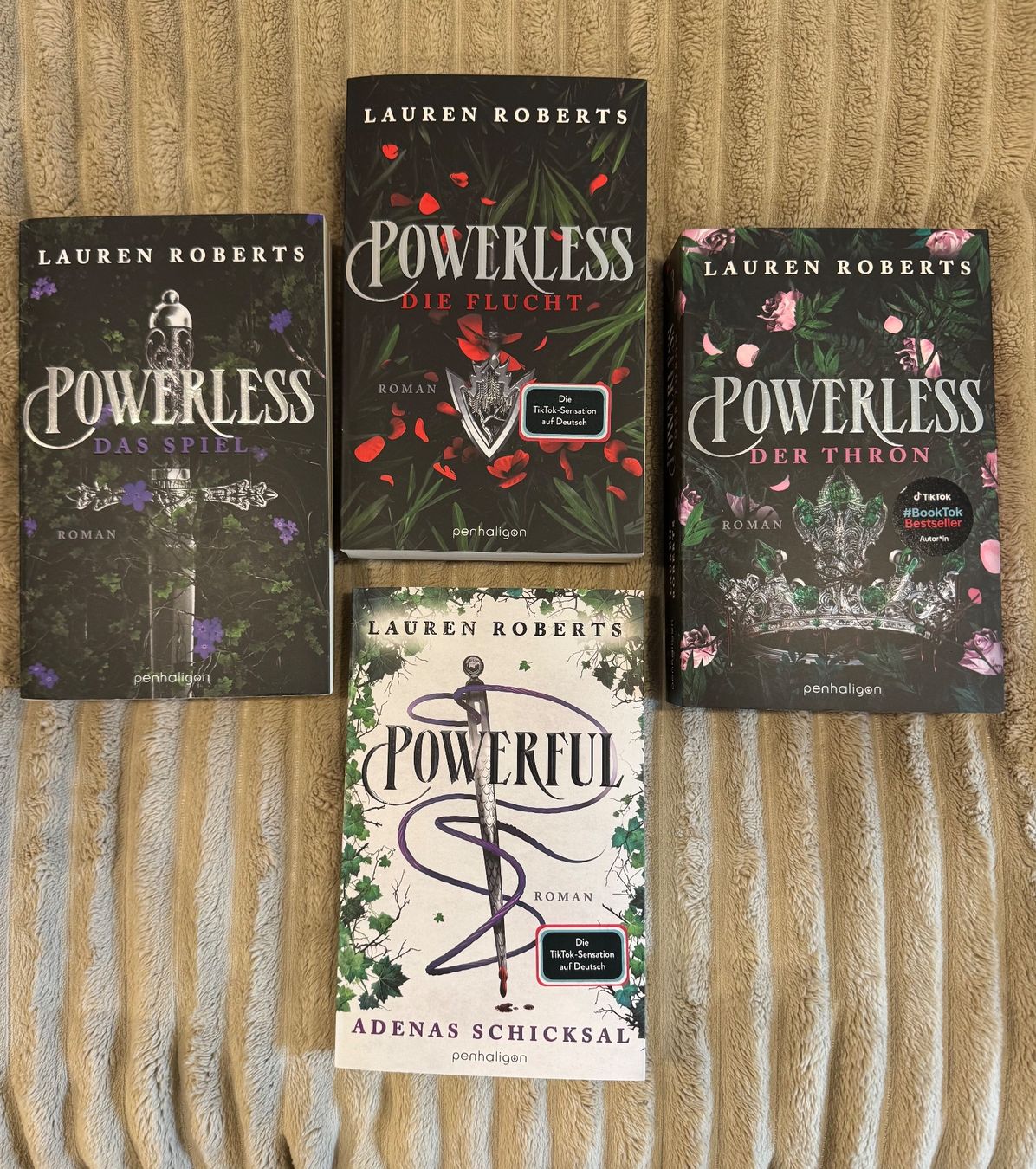 Bücher: Powerless Reihe inkl. Powerful – Neu (gemäss Beschreibung) aus Glarus von Olivia1802
