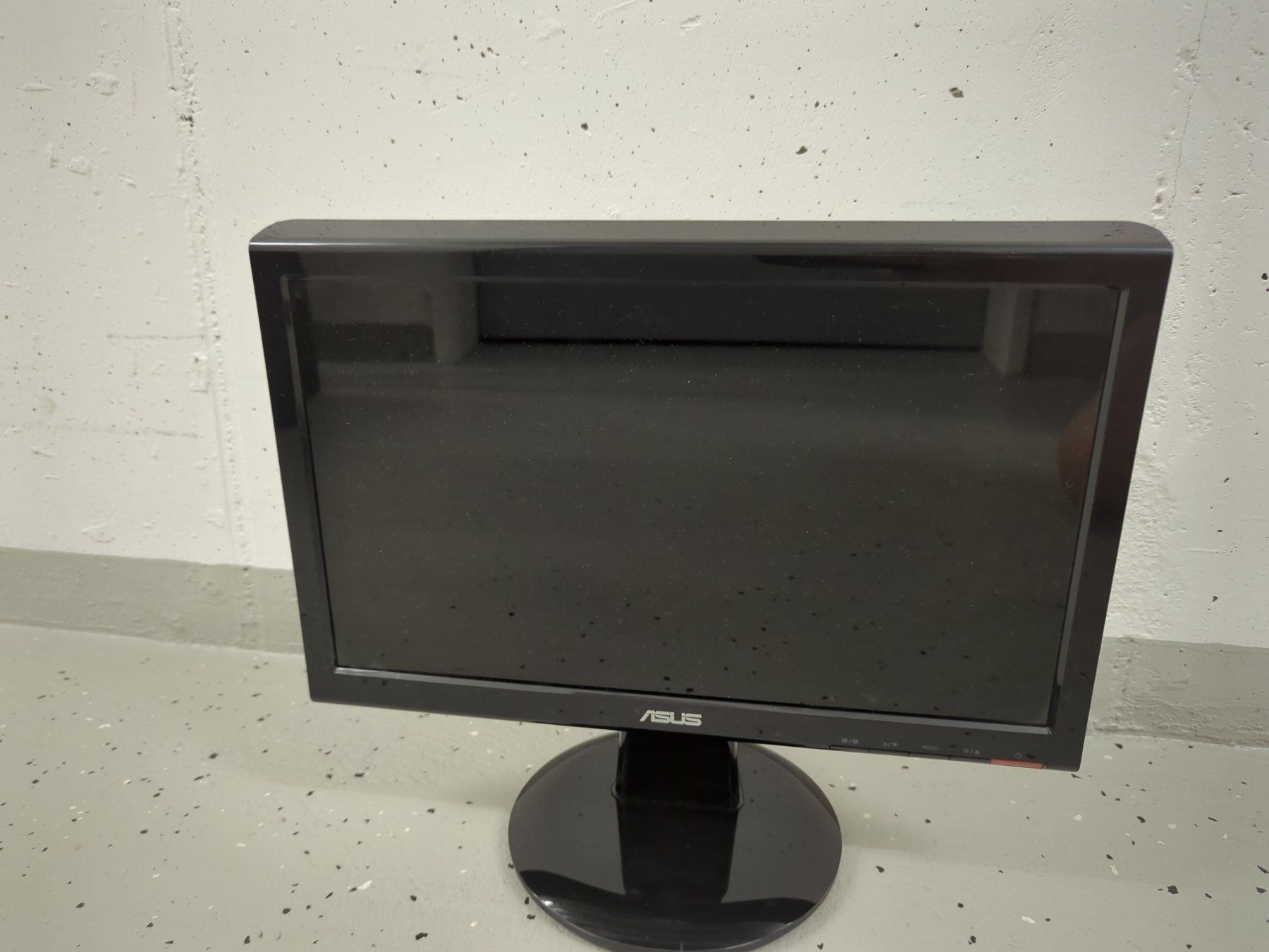 Asus Monitor: Asus Bildschirm/kaum gebraucht – Usato da Zug venduto da sunshinestateofmind