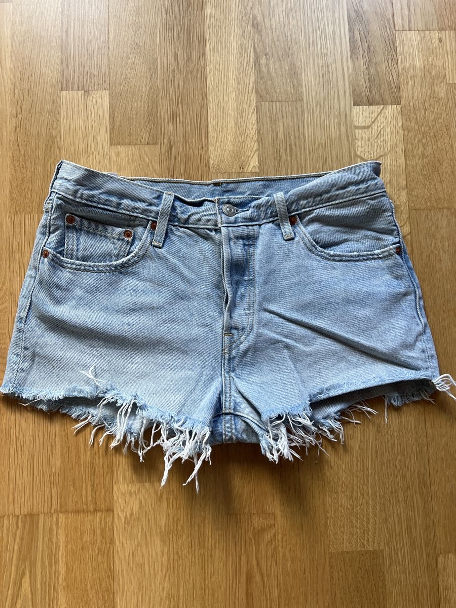 Levi's Jeans: Levi's Jeans Shorts, hellblau, destroyed Look, W28 – Usato da Uster venduto da Shanti1