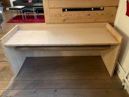 grosser Maltisch aus Holz mit zwei Wendehockern