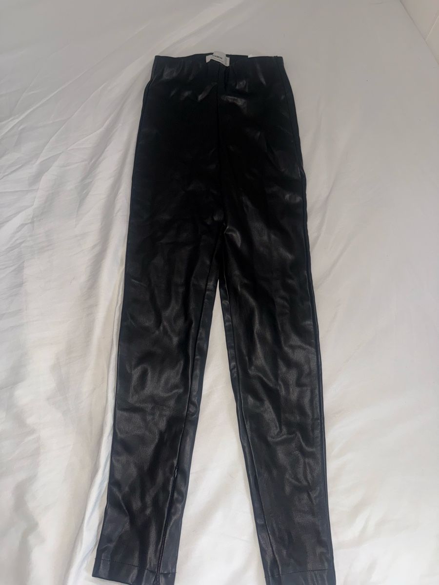 Pull&Bear Leggings: Pull&Bear Kunstleder Leggings, Grösse S – Nuovo (secondo la descrizione) da Pratteln venduto da syr_g2ql