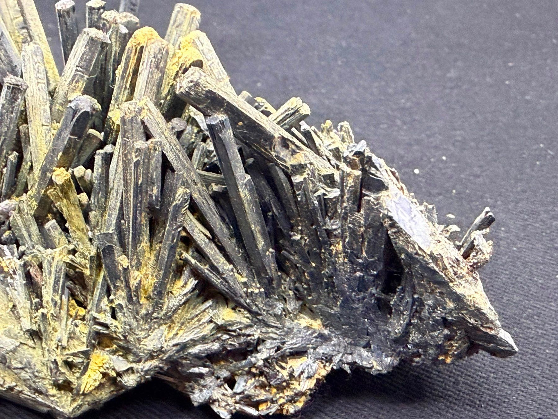 Minerali & Pietre curative: Stibnit mit Stibiconit Überzug – Usato da Schinznach Bad venduto da Demerald 8
