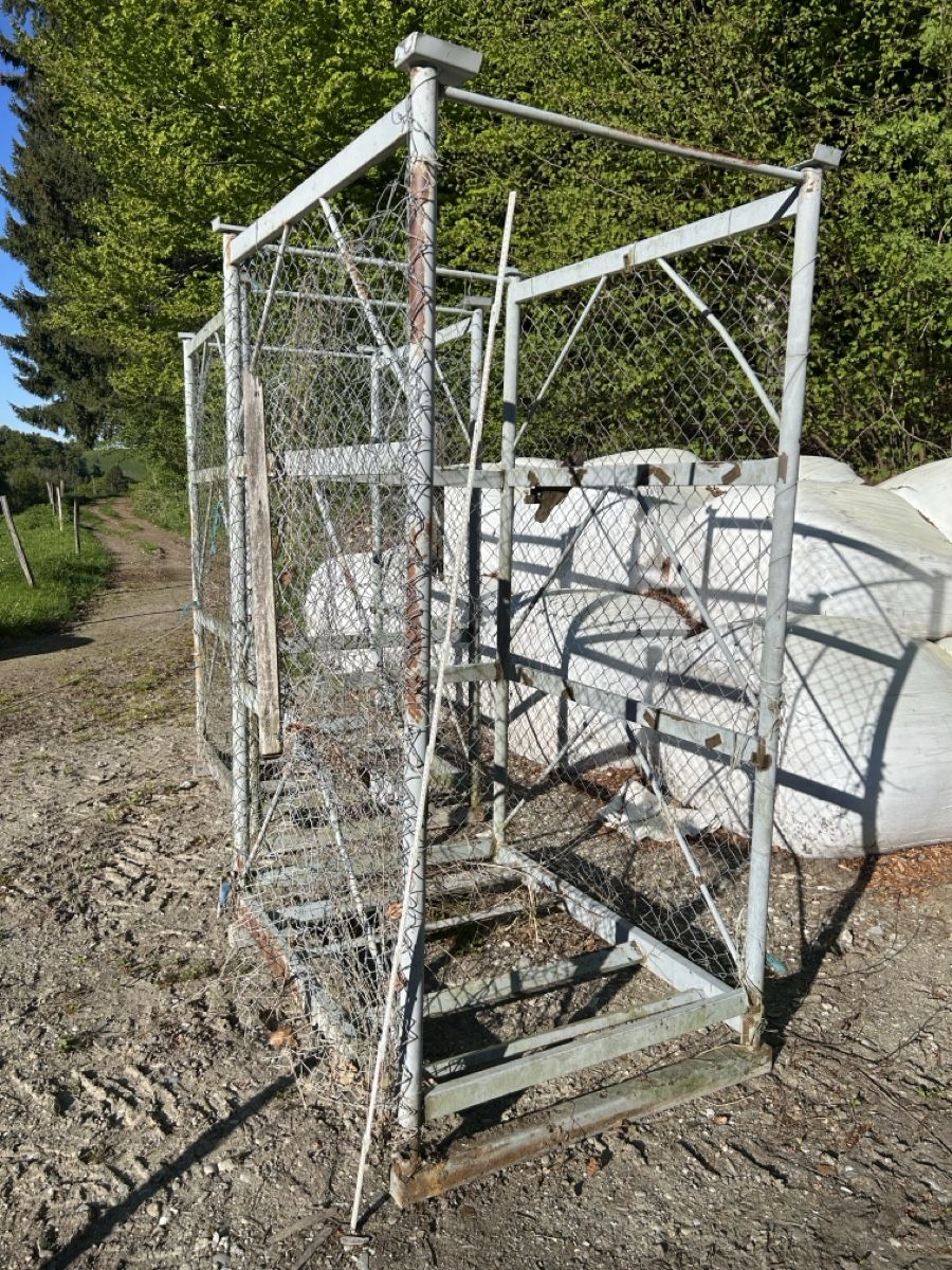 Griglie e Inferriate: Robuster Metallkäfig, ideal für Holz oder Garten – Usato da Rüedisbach venduto da Moosbacher 1