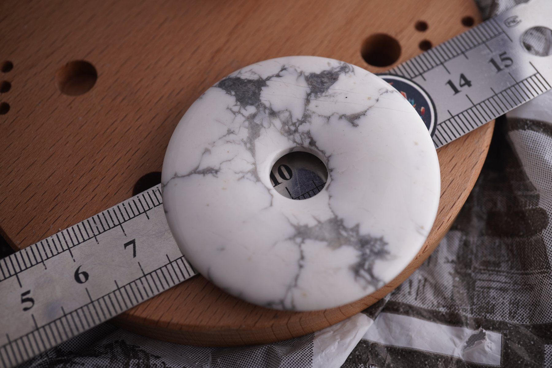 Minerali & Pietre curative: Howlith     Donut   pi Scheibe      50mm Ab 1.- – Nuovo e nell'imballaggio originale da Eschenbach SG venduto da topstone 7