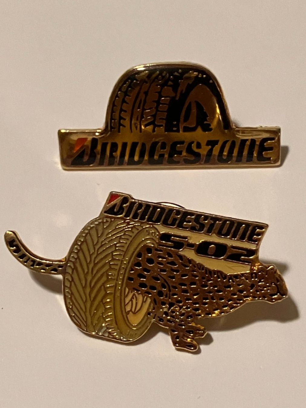 Placchette & Badge: 2 Pin Bridgestone Reifen – Usato da Basel venduto da djwwpp