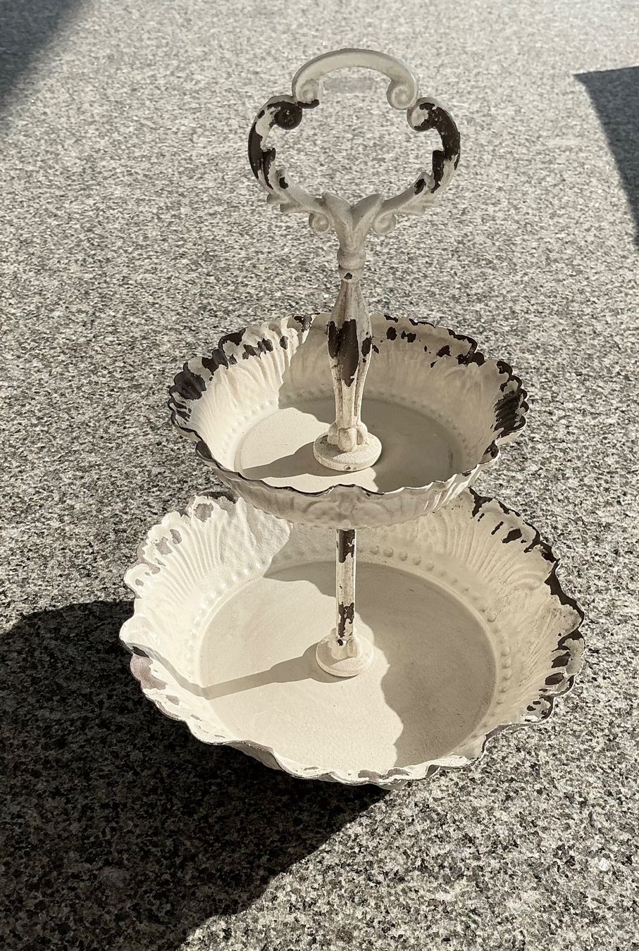Tutte le decorazioni: ÄLTERE SHABBY ETAGÈRE – Usato da Zell LU venduto da Silvermemory 2