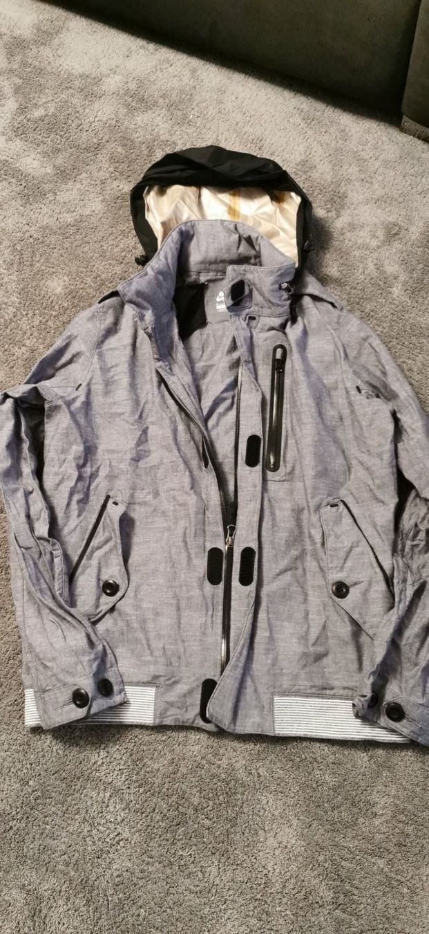 Nike Vestes: Nike Übergangsjacke Grösse M – D'occasion à Gunzgen par 0Aurin0